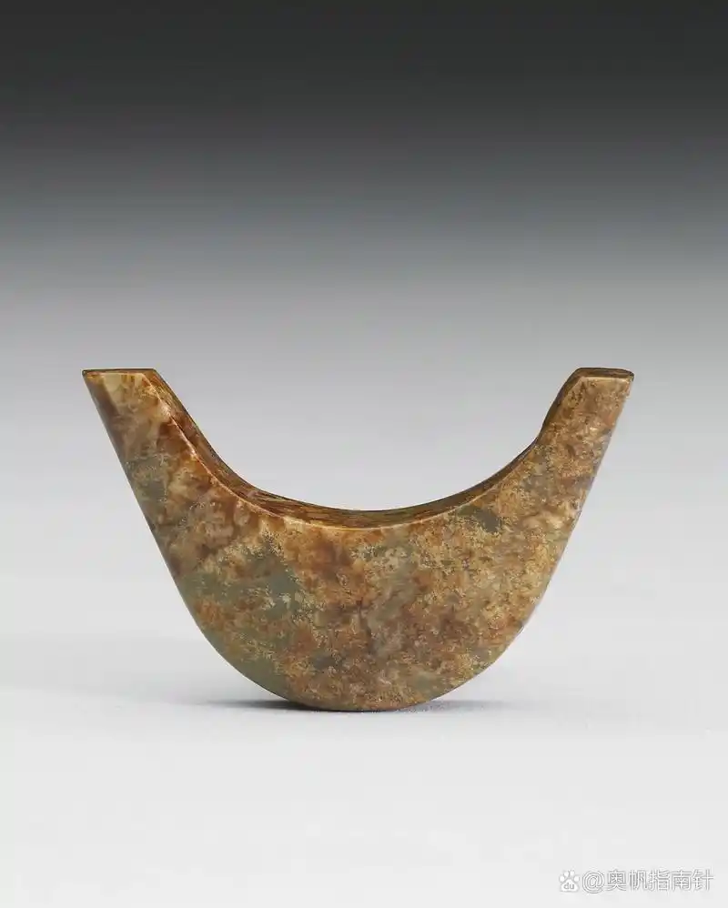 馆藏 良渚文化早期 玉璜 尺寸:长4 中段高2.6 厚0.4公分 现存于 中国