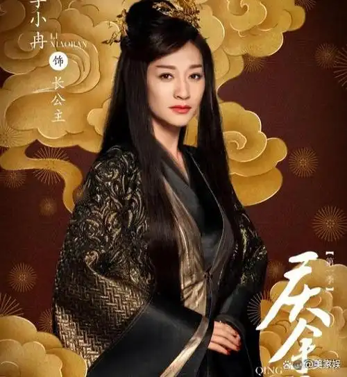 李小冉晒聚餐照,高露李沁王晓晨做同款动作,原来和这部热剧有关