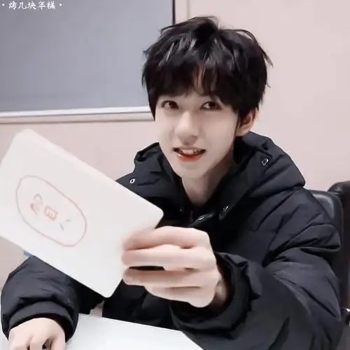 看见贺峻霖的笑立马觉得人间值得 ,希望霖霖能一直这么开心!