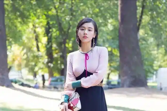 金马奖影后马思纯与男友牵手游玩小腹微微隆起坐实怀孕传闻