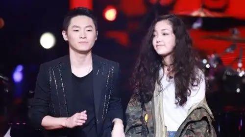 那英组冠军赛中梁博与希林娜依高合唱了歌曲《男孩》,一开口就让人