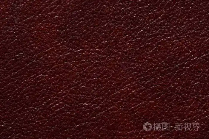 精致的皮革质地与暗红色对比