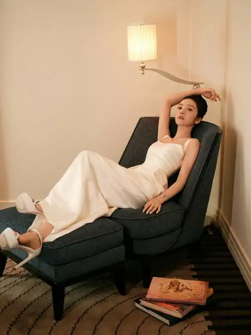 【蔡文静】90:白色厚底一字带包后跟高跟凉鞋