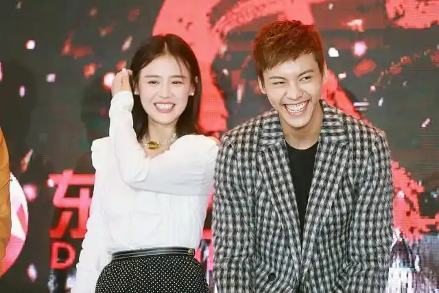 马思纯复古风白衣小露香肩笑得乐开花 陈伟霆高举双臂似尬舞