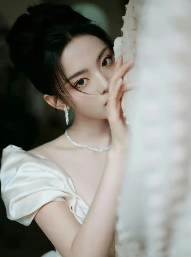 杨超越 #氛围感 #杨超越白色花苞裙 #美出高级感 - 抖音