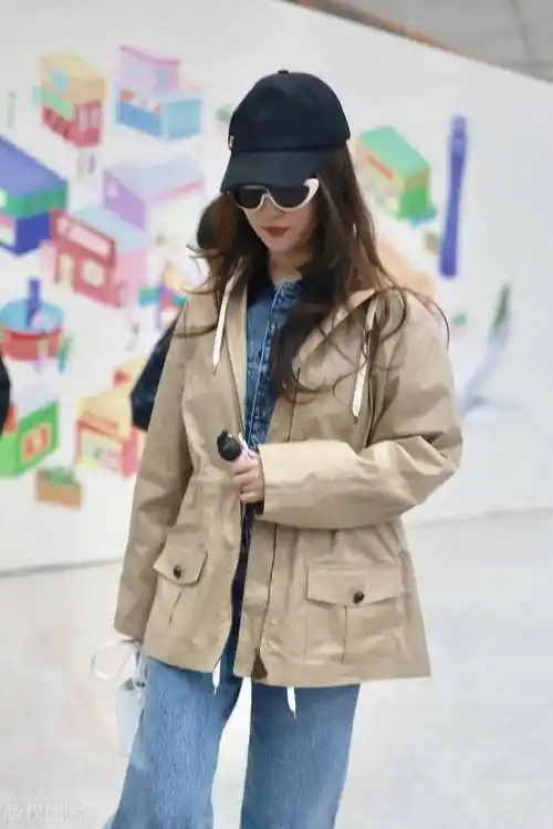 原创刘亦菲从哪找来的丑衣服收腰短风衣土气又显壮全靠美貌撑着