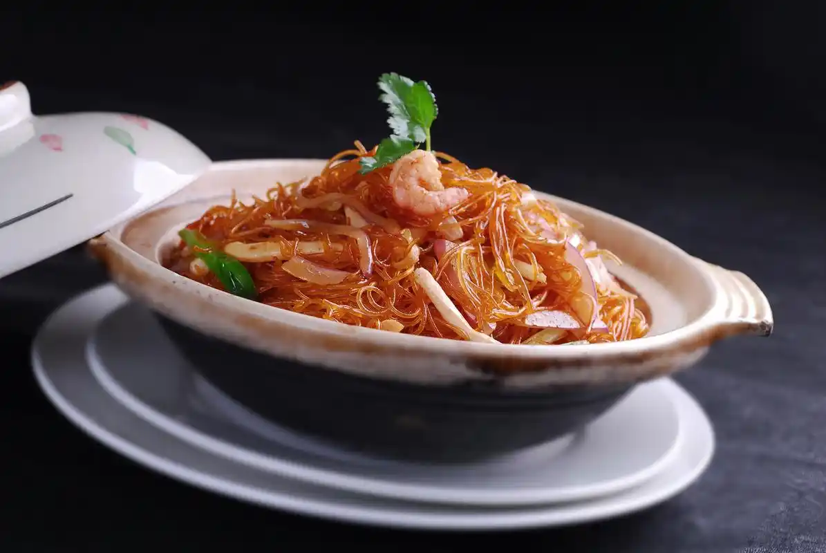 奇香排骨,主料:排骨500克 辅料:姜片5克,小葱1根