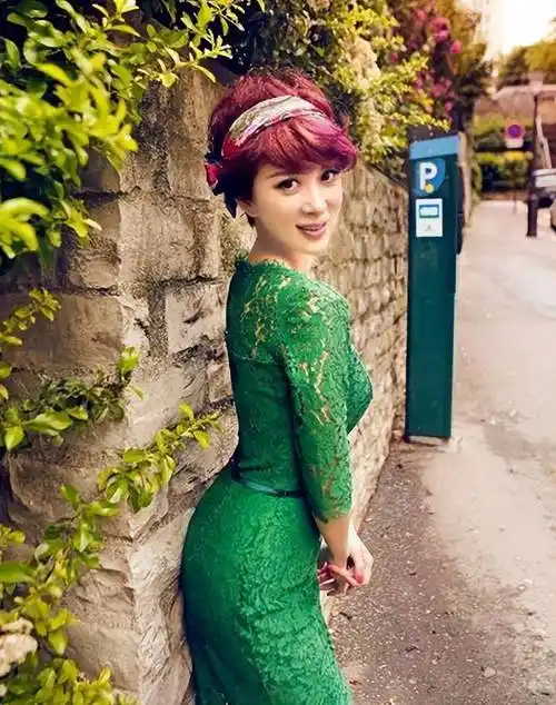 金巧巧都48岁了还有少女身材,穿紧身裙曲线真够抢眼,真长脸_时尚_魅力