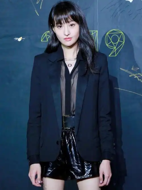 郑爽单身后穿衣太大胆!