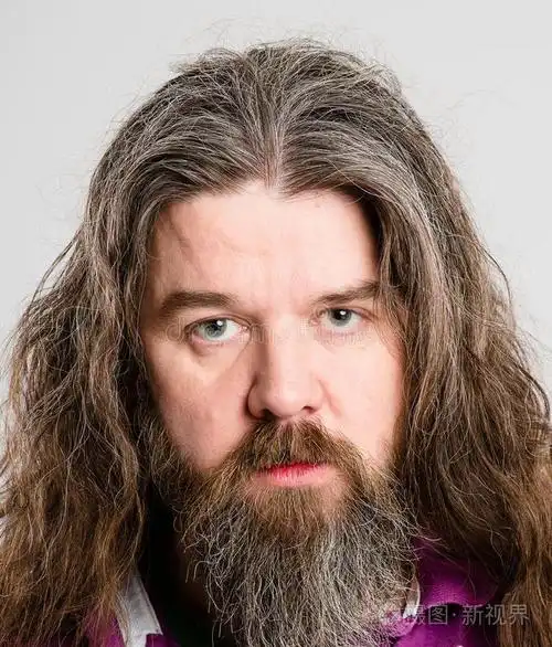 严肃人物肖像真人高清灰色背景照片-正版商用图片0mr42n-摄图新视界