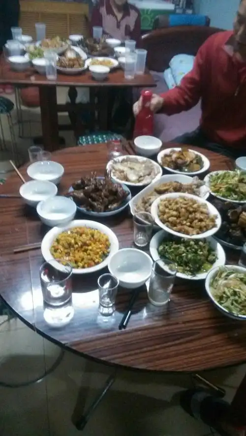 谁有在过年时跟家人一起吃饭时拍了几张桌上吃的东西的照片? 急用