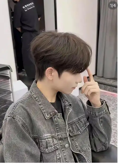 碎盖发型的刘海呈细碎状,能修饰额头和眉眼.这种发型清爽简约又不