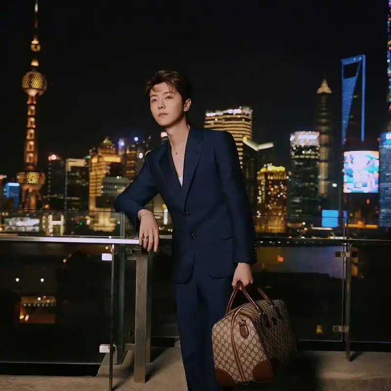 鹿晗寰宇古驰典藏展预热来袭!远眺夜色上海,俊逸翩翩的鹿先生.