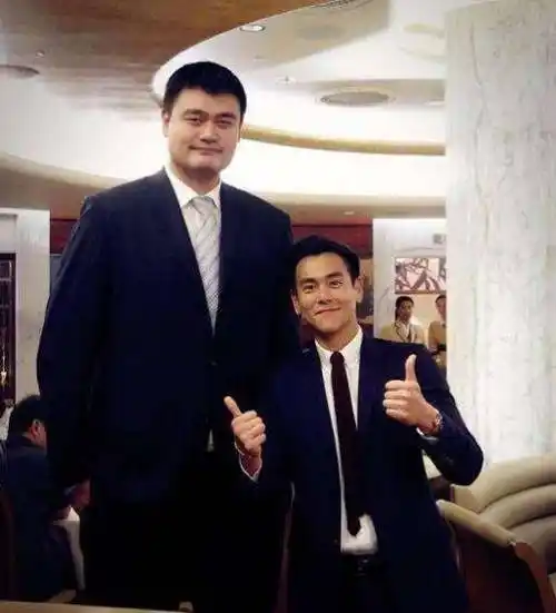 周杰伦帅气成龙顽皮?刘德华搞笑杨幂机智_身高_彭于晏_1