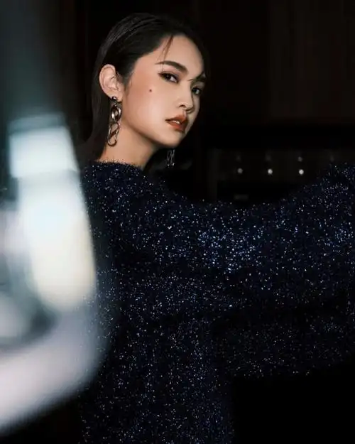 杨丞琳拍暗黑风写真穿闪光毛衣眼神凌厉
