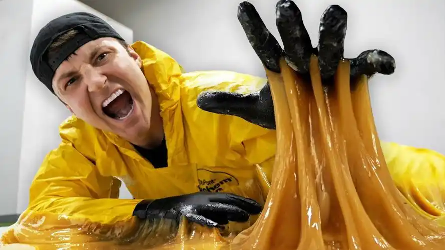 巨大的胶水陷阱能否将一个人困住?国外小哥亲测,结果却玩大了!