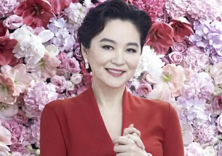 5位自然老去的女星,年轻时时尚无比,如今活成了让人羡慕的模样_何赛飞