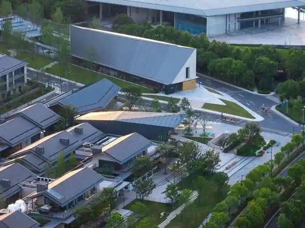 玉鸟飞过良渚屋顶下的文艺天空丨杭州 良渚文化村玉鸟集