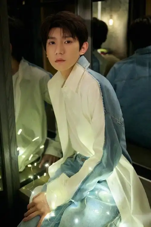 王源九宫格库存照9615  清爽男大穿搭帅气十足  周末快乐#王源