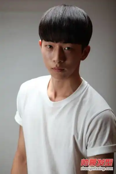 最新韩国男生齐刘海发型图片(3)