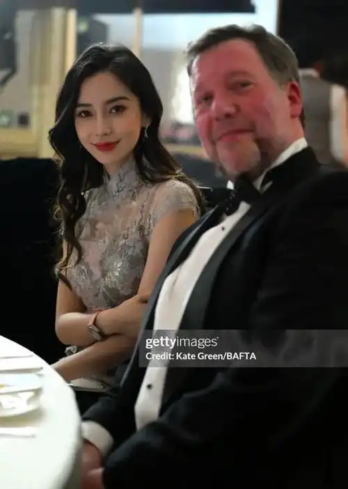 凭借着黄晓明的这层关系,angelababy在结婚之后,成功的跻身到一线女