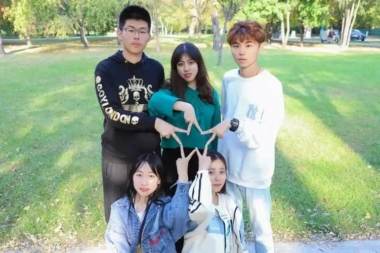 百怪的姿势,摆脱呆板造型,摆最酷的姿势,做最靓的仔,制作最独特的合照