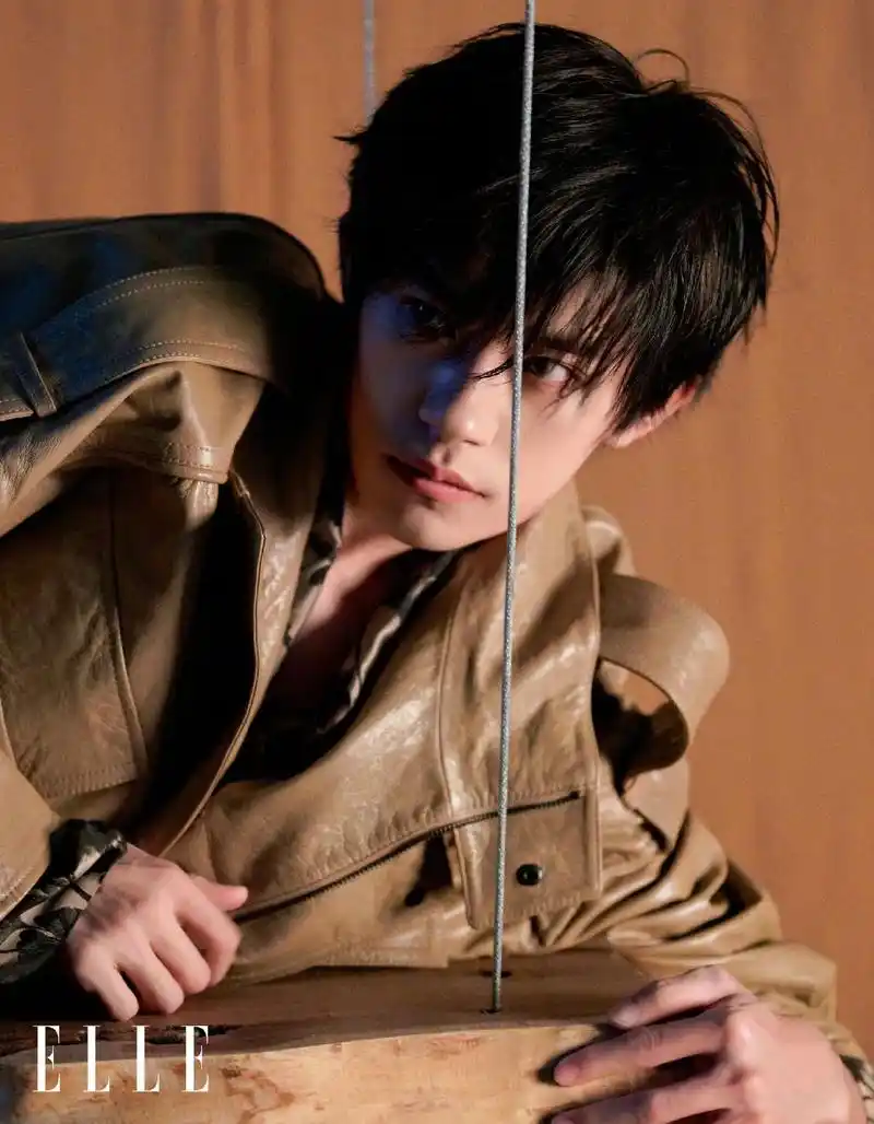 易烊千玺elle3月刊内页大片皮衣 眼镜杀 硬朗轮廓帅气十 - 抖音