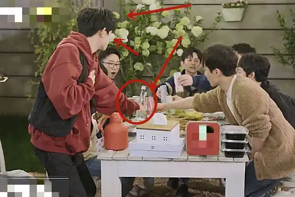 众人围坐举杯喝酒时谁注意千玺手里拿着啥果然还是个小孩子