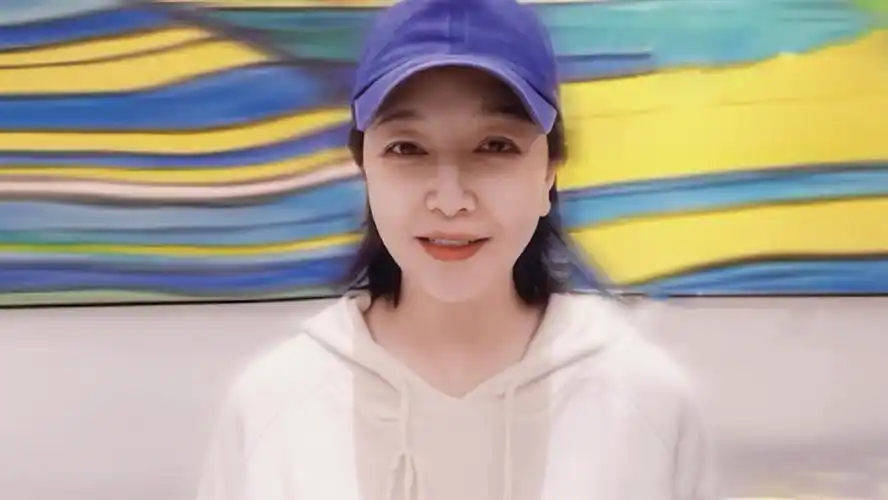 江珊罕晒生活近照,穿连帽卫衣戴帽打扮朴素,脸瘦一圈锥子脸抢镜_腾讯