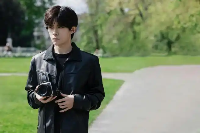 易烊千玺海边漫步