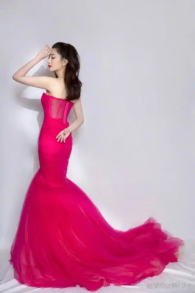江疏影小姐姐,你们肯定在各大红毯上看到了她那抹耀眼的红色礼服了吧?
