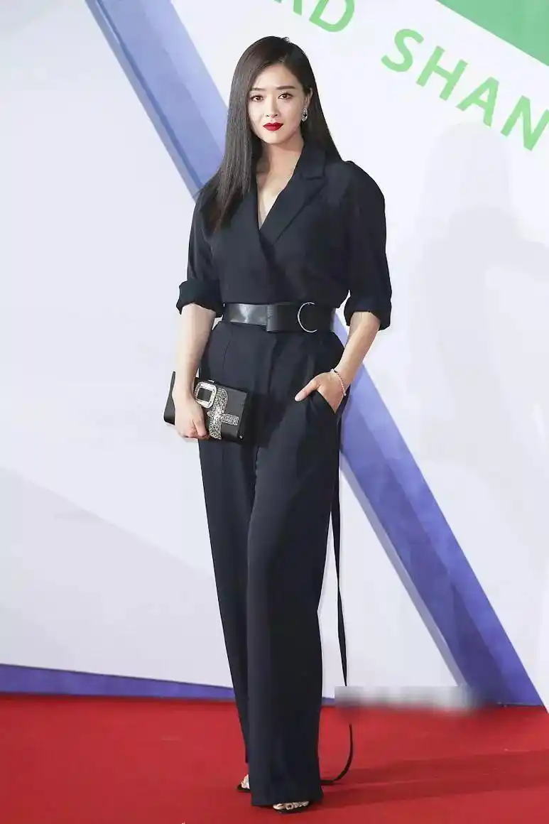 蒋欣穿宽松黑裙暴露身材,比杨紫太壮实,90斤的脸140斤的体型