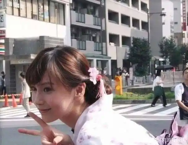 出道旧照曝光,被男性用酒瓶怼脸,强装笑意比耶合影_杨颖_工作_都会