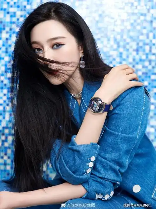 范冰冰粉丝团晒出一组范冰冰出席上海时装周的照片,她身穿一身西服