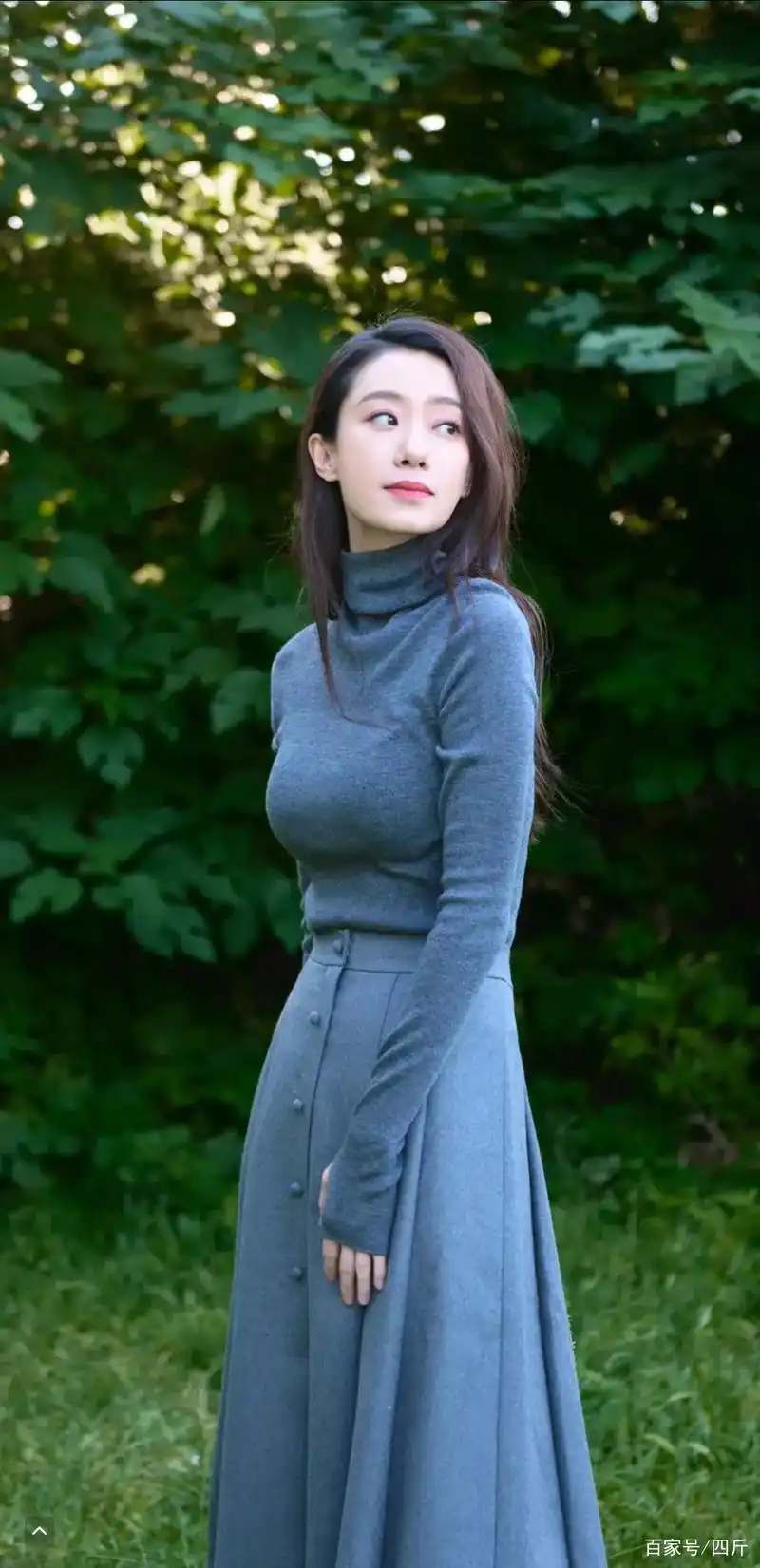 张小斐晒性感自拍,身材优越小腹没赘肉,娱乐圈"纷争"与她无关