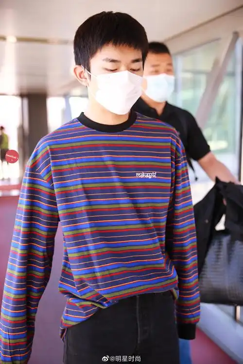 易烊千玺现身北京机场飞往南京,大佬的新发型憨憨帅帅哒