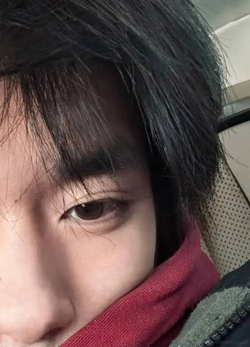 易烊千玺的皮肤状态##易烊千玺自拍好性感