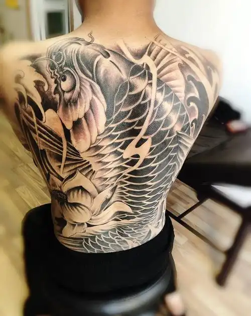 满背鲤鱼一次完成纹身图片背部新传统老传统纹身图案