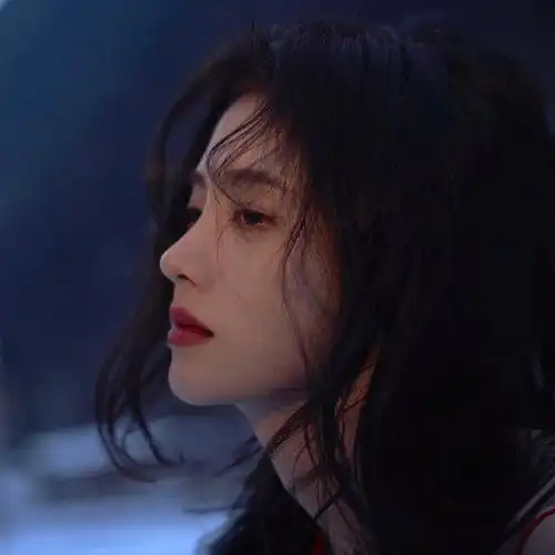 鞠婧祎雪地红衣大片 白雪上一抹红,是火一般的生命力……__财经头条