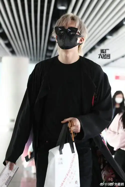 刘宇宁串儿不离手##刘宇宁北京机场路透图