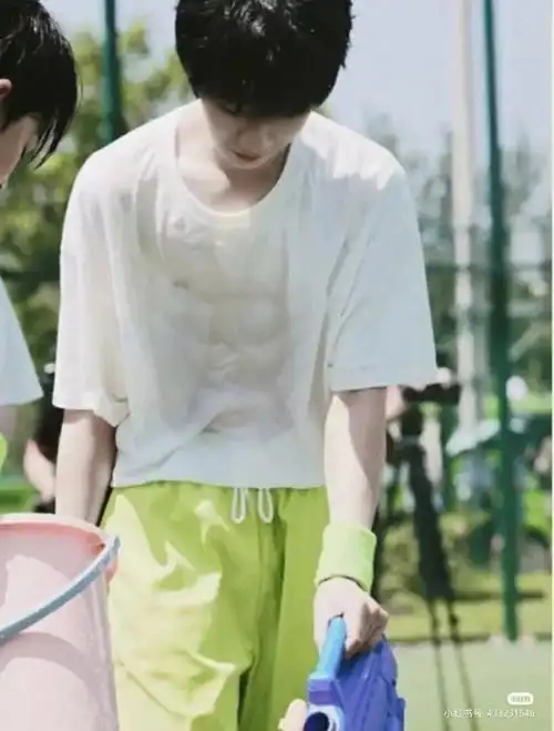 时代少年团腹肌照