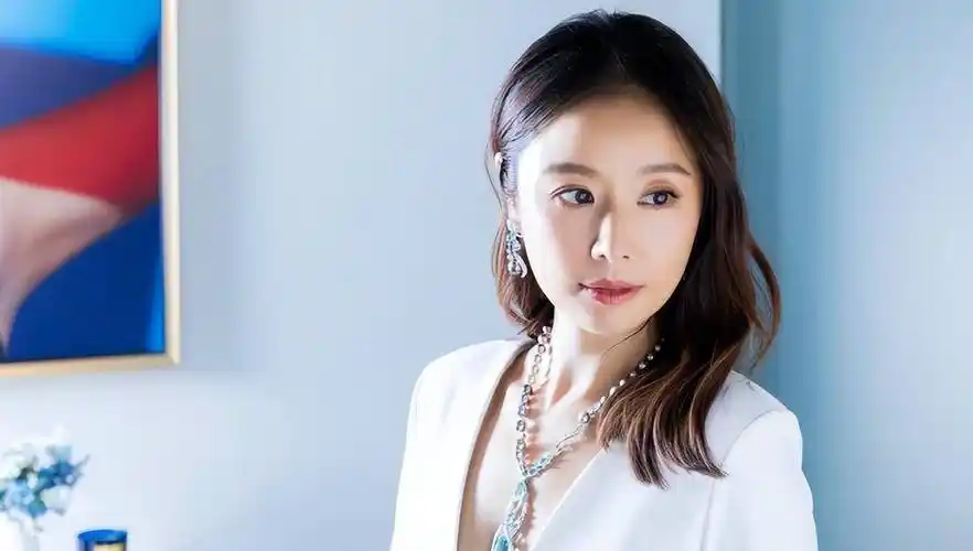 林心如穿深v大方晒近照,面容憔悴气色差,脸部发福瞅着略显老态_显得