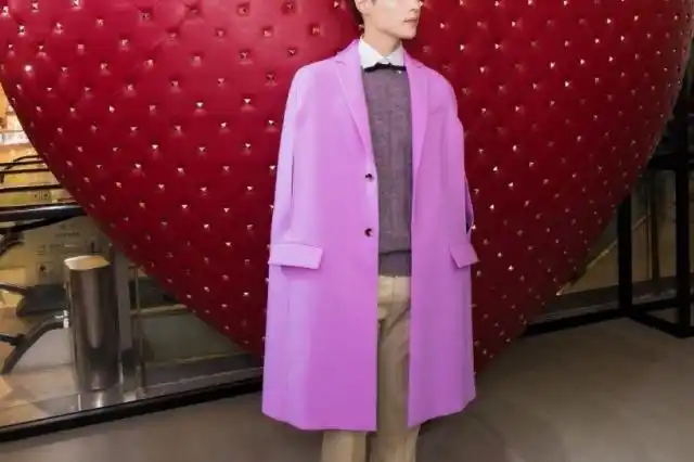张艺兴穿紫色西装时尚帅气只是开了两条缝万万没想到这么矮