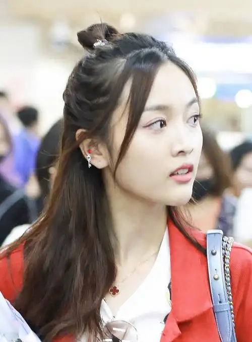 原创如何扎丸子头先扎个高马尾再把头发盘起来就行简单又时尚