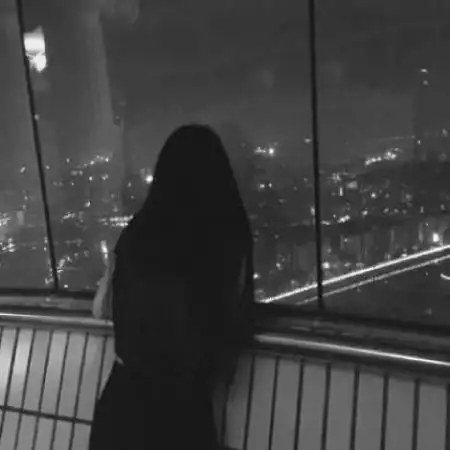 背影黑白情侣头像一男一女微笑亦甜却负忧伤