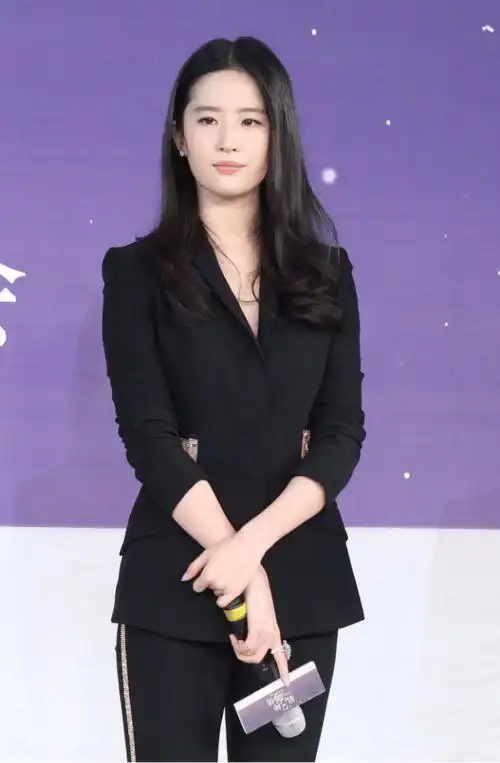 刘亦菲脸上有肉更好看穿西装和男明星同框气场一点不输身边人