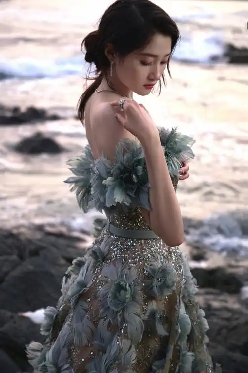 关晓彤新高定首穿##关晓彤抹胸浪花裙