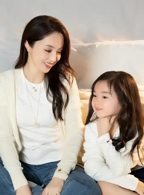 6月1日儿童节,赵丽颖带儿子去迪士尼游玩,赵丽颖穿着格子衬衫,宽松的