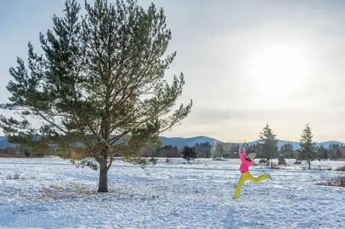 美女在-35°的漠河比基尼光脚丫 雪中拍照