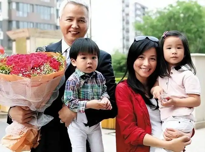 原创张庭强势复出官宣巡演招代理96套豪宅解封后回归直播带货